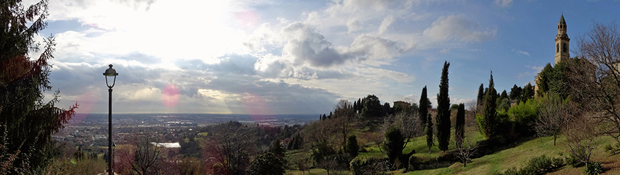Panorama dalla Salita dello Scorlazzino sugli orti, sui colli e, in alto, sul Tempio dei Caduti di Sudorno
